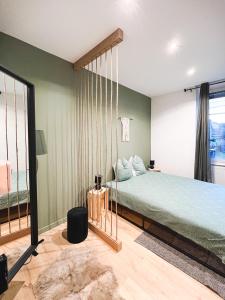 A bed or beds in a room at Appart'Hôtel Le Valdoie - Rénové, Calme & Netflix