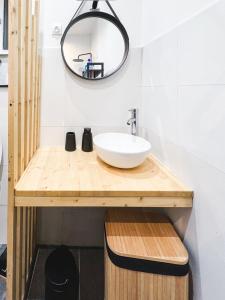 A bathroom at Appart'Hôtel Le Valdoie - Rénové, Calme & Netflix