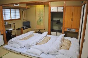 Postel nebo postele na pokoji v ubytování Hotel Los Inn Kochi