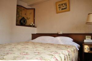 Postel nebo postele na pokoji v ubytování Hotel Los Inn Kochi