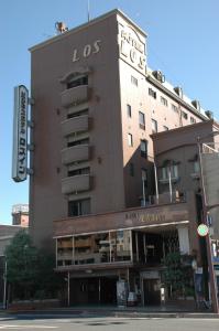 高知市にあるホテル　ロスイン高知の看板付きの建物