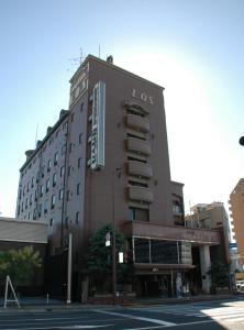 un edificio con un cartel en el costado en Hotel Los Inn Kochi en Kochi