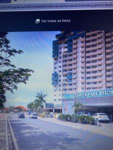 d'un parking avec un grand bâtiment dans l'établissement Olimpia Enjoy resort, à Olímpia