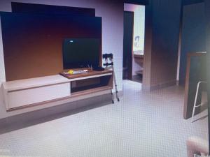 - un modèle de salon avec une télévision dans l'établissement Olimpia Enjoy resort, à Olímpia