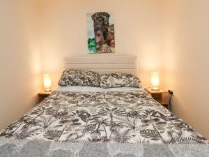ein Schlafzimmer mit einem Bett mit zwei Lampen auf beiden Seiten in der Unterkunft Yemble Rose in Cardigan