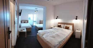1 dormitorio con 1 cama grande y espejo en U Gumisia en Korbielów