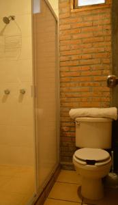 a bathroom with a toilet and a shower at Cómoda Cabaña de Descanso Parque La Pirámide in Las Adjuntas