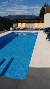 una piscina con sedie accanto a un edificio di Casa do Sol a Vieira do Minho