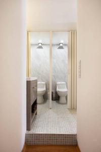 - Baño con 2 aseos y 2 lavabos en Habitación privada en Polanco cerca del Metro, en Ciudad de México