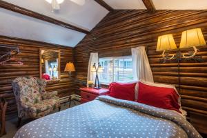 Säng eller sängar i ett rum på Log Cabin Motel