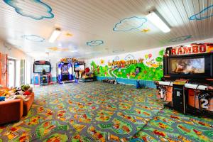 a childrens play room with a video game at Pensiunea Casa Zanelor in Floreşti