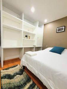 1 dormitorio con cama blanca y estanterías blancas en Habitación privada con TV Polanco Hab 4, en Ciudad de México