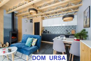 3 WYMIARY في تشيسنا: مطبخ وغرفة معيشة مع كرسي ازرق وطاولة