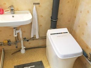 łazienka z toaletą i umywalką w obiekcie Holiday home Ånimskog w mieście Ånimskog