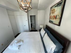 En eller flere senge i et værelse på Centrally Located - Spacious 2-Bdrm Condo - Next to Scotiabank Arena