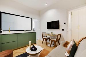 Televízia a/alebo spoločenská miestnosť v ubytovaní Chic Apartment - 1BR-4P - Facing the Louvre