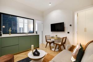 Televízia a/alebo spoločenská miestnosť v ubytovaní Chic Apartment - 1BR-4P - Facing the Louvre