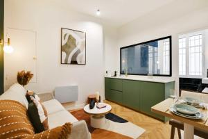 Televízia a/alebo spoločenská miestnosť v ubytovaní Chic Apartment - 1BR-4P - Facing the Louvre