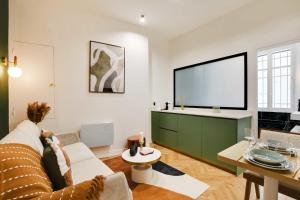 Televízia a/alebo spoločenská miestnosť v ubytovaní Chic Apartment - 1BR-4P - Facing the Louvre