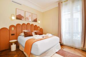Posteľ alebo postele v izbe v ubytovaní Chic Apartment - 1BR-4P - Facing the Louvre + 7 fotografií