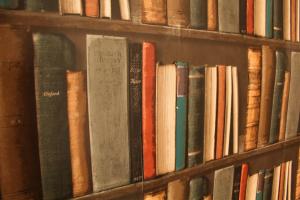 una estantería llena de libros en The Oakwheel, en Scarborough