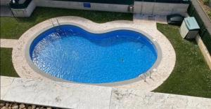 una vista aérea de una gran piscina azul en Apartamento en Soto de la Marina. Wifi y piscina. en Soto de la Marina