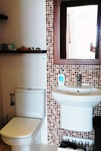 Apartamento en Soto de la Marina. Wifi y piscina. 욕실