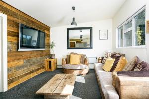 sala de estar con sofá y TV en The Pine Cabins including Games Room, Camp fire & Hot tub en Bristol