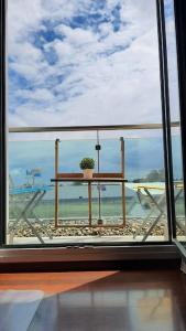 een raam met een tafel met een potplant erop bij Apartamento en Soto de la Marina. Wifi y piscina. in Soto de la Marina