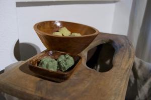 a wooden vase with a bowl of food on it at Poštárova cesta - banícky domček Birnbaum in Hodruša