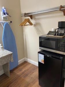una cucina con forno a microonde e frigorifero di AmeriCoast Inn a Brookings