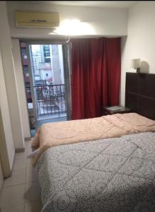 En eller flere senge i et værelse på Hermoso Departamento