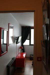 ル・コルビエにあるStudio Vostok Zodiaqueのリビングルーム(赤いテーブル、窓2つ付)