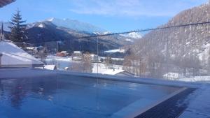 einen Pool mit Blick auf einen schneebedeckten Berg in der Unterkunft Crusch Alba Studio Sta Maria in Sta Maria Val Müstair
