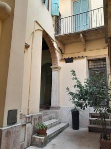 un ingresso a un edificio con scale e balcone di Casa Turandot Verona a Verona