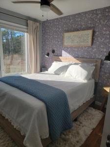 een slaapkamer met een groot bed en een raam bij 3 Bedroom Bay Home with Private Dock & all the Amenities in Onemo