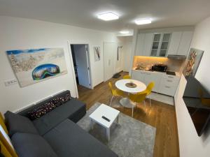 ein Wohnzimmer mit Couch und Tisch in der Unterkunft Apartment miTski Kop in Kopaonik
