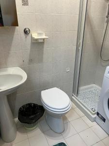 A bathroom at A casa di Frida & Mika - COMODO PUNTO DI SOSTA - Vicino a tutti i servizi - a 20 minuti dall'autostrada