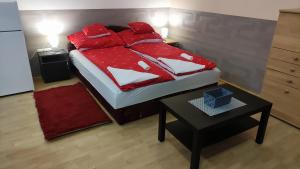 Posteľ alebo postele v izbe v ubytovaní Kettő Ciprus Apartman