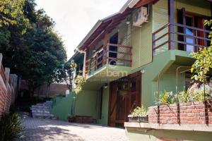 新彼得羅波利斯的住宿－Casa Completa - Nova Petrópolis，街上有木门的房子