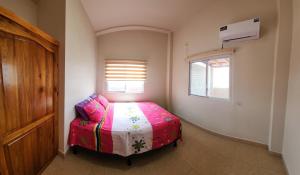 Ένα ή περισσότερα κρεβάτια σε δωμάτιο στο Casa vacacional en San Jacinto Manabi