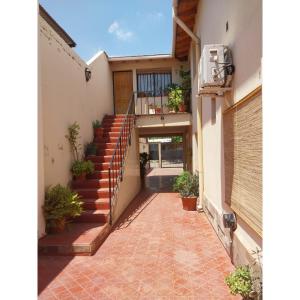 un pasillo de una casa con escaleras y una escalera en Hermoso depto. en Godoy Cruz, Mendoza! en Godoy Cruz