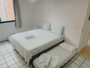 Habitación pequeña con 2 camas y ventana en Apartamento a 200 metros da feirinha da beira mar en Fortaleza