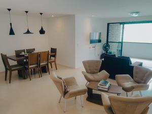 sala de estar con mesa y sillas en Apartamento a 200 metros da feirinha da beira mar en Fortaleza