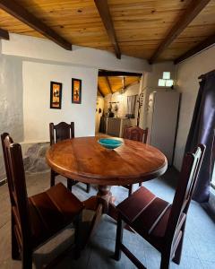 comedor con mesa de madera y sillas en Cabaña tierra verde in 