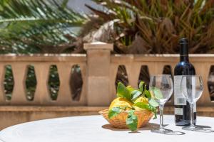 un tavolo con una bottiglia di vino e due bicchieri di M0 Práctico y Sencillo Apartamento a 100 m de las mejores playas de Mallorca a Colonia Sant Jordi