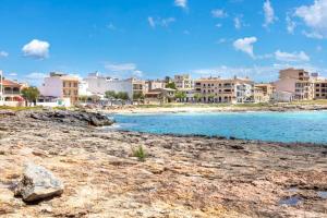 een uitzicht op het strand voor de appartementen bij M0 Práctico y Sencillo Apartamento a 100 m de las mejores playas de Mallorca in Colonia Sant Jordi