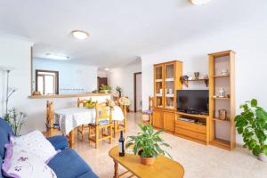 un soggiorno con divano blu e tavolo di M0 Práctico y Sencillo Apartamento a 100 m de las mejores playas de Mallorca a Colonia Sant Jordi