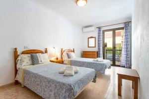 una camera con 2 letti e un balcone di M0 Práctico y Sencillo Apartamento a 100 m de las mejores playas de Mallorca a Colonia Sant Jordi