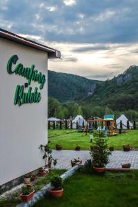 un cartel en el lateral de un edificio con parque infantil en Green Resort Suncuius, en Şuncuiuş